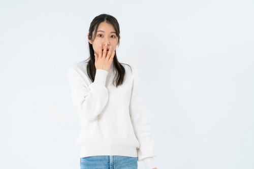 ギョッとして口を押さえる女性