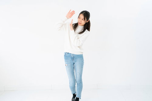 両手でガードする女性