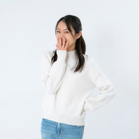 口を押えてクスクス笑いする女性の写真
