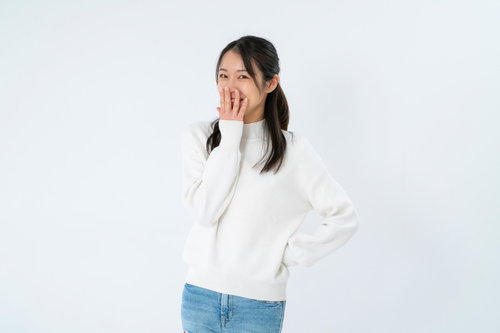 口を押えてクスクス笑いする女性