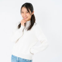 褒められると伸びる系女子のポーズ、白シャツで照れ笑いの写真