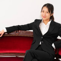 ゴージャスな椅子により掛かる女性プロデューサーの写真