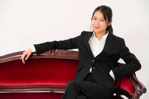 ゴージャスな椅子により掛かる女性プロデューサー