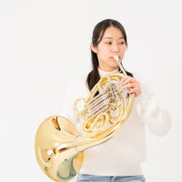 ホルンを演奏する女性の写真