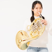 ホルンを演奏する女性の楽器演奏ポーズ集の写真