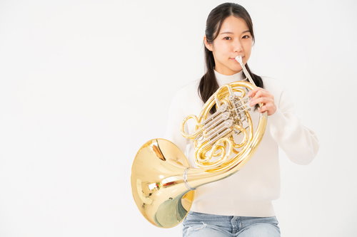 ホルンを演奏する女性の楽器演奏ポーズ集