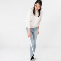 床を掃除するクリーニング中の女性のポーズ集の写真