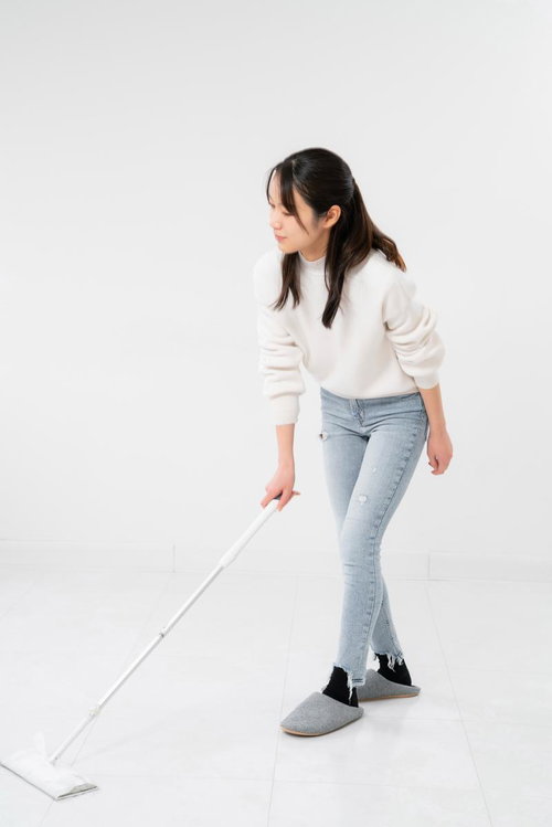 床掃除のモップがけをする女性のポーズ