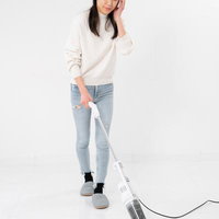 スマーフロアクリーナーで床を掃除する女性の写真