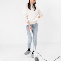 掃除機でお部屋をお掃除する女性のポーズ集の写真