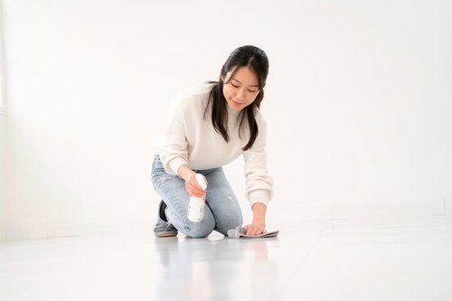 床を拭き掃除する女性