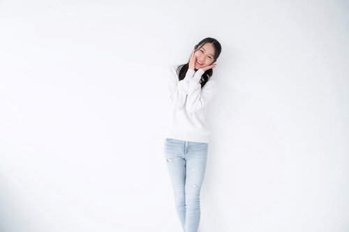 頬に手を当てて照れ笑いする女性のポーズ