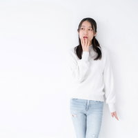 用事を思い出す女性のポーズの写真