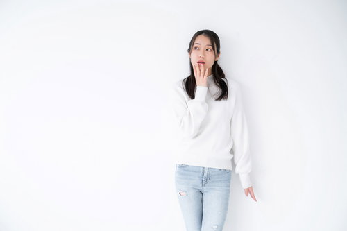 用事を思い出す女性のポーズ