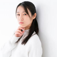 伏し目がちで心配そうな表情の女性、不安と悩みを表現の写真