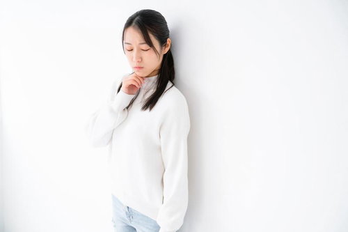 考え込む表情で目を伏せる女性のポートレート