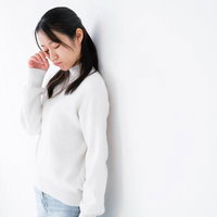 悲しんでいる女性の様子の写真