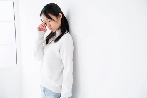 悲しんでいる女性の様子