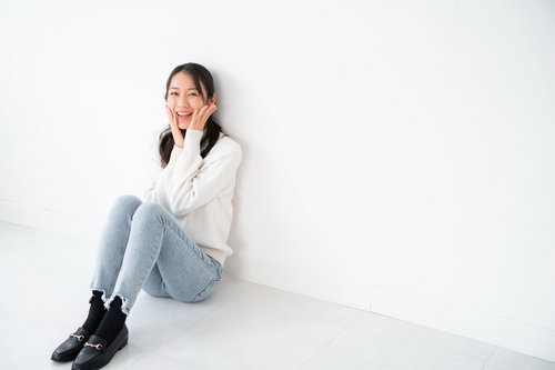 嬉しくて喜ぶ女性の笑顔ポーズ