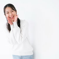 白背景で笑顔で声援を送る女性のポーズの写真
