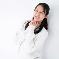 おねだりする女性のポーズの写真