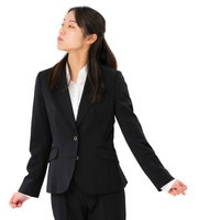 不機嫌な表情で両手を広げる女性社員、ビジネスストレスを表現の写真