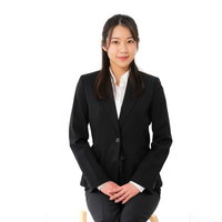 相談に乗る黒いスーツの女性社員のポートレートの写真