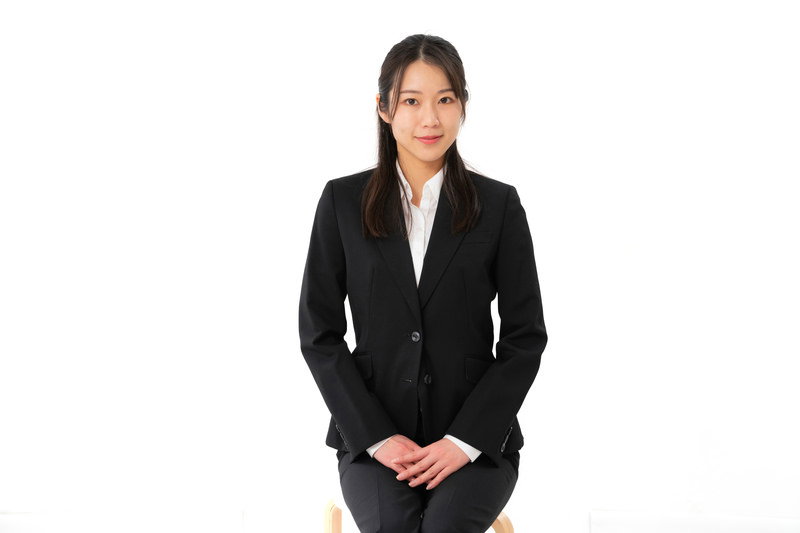 対面での相談に対応する女性スタッフ