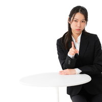 ビシッと指摘する女性の上司のポーズ-怒りのジェスチャーの写真
