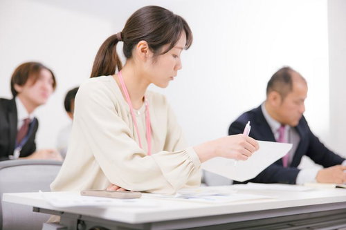 会議中に資料を確認する女性社員のビジネスウーマン