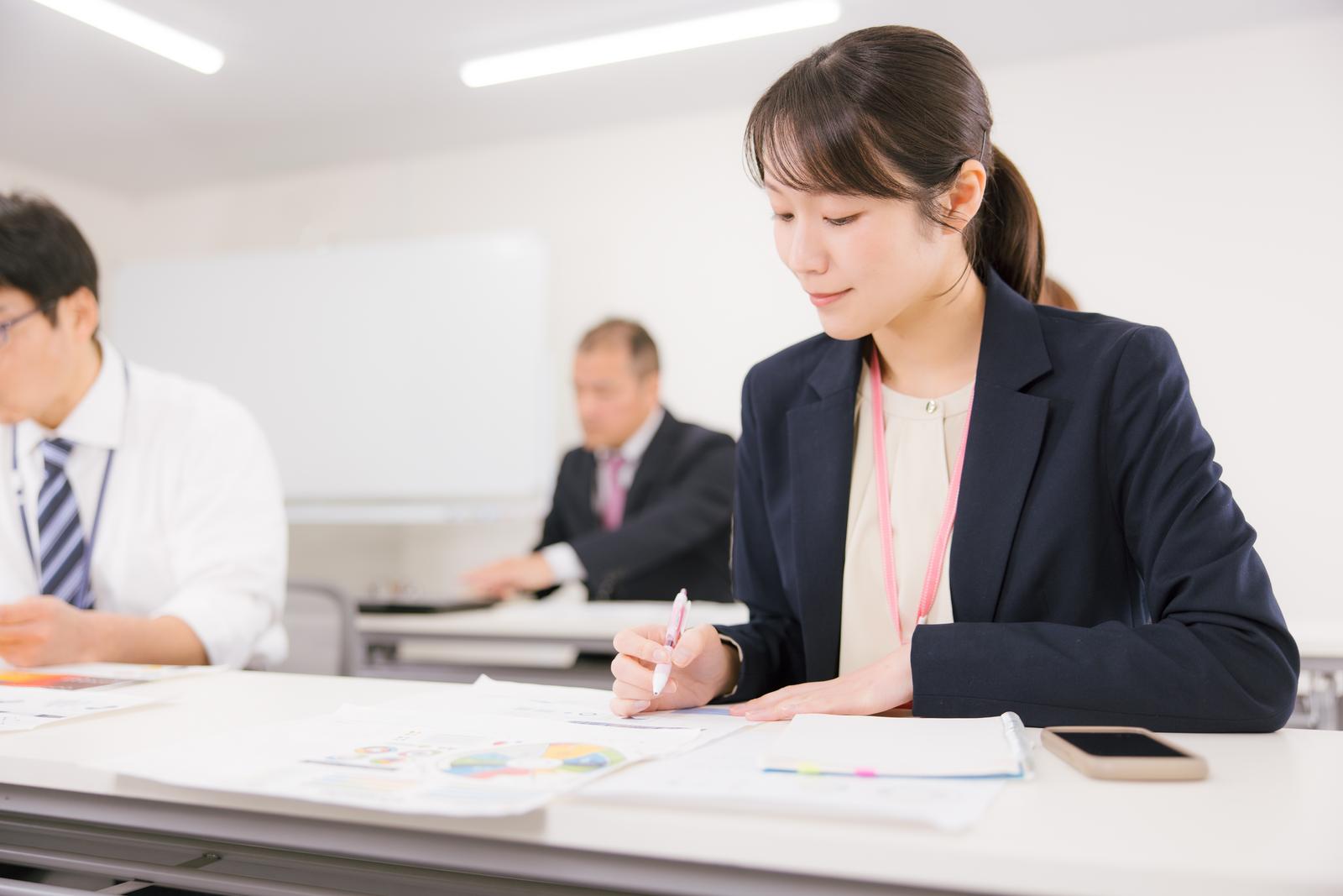 オフィスの会議室で資料を確認する女性社員［モデル：SAKI］