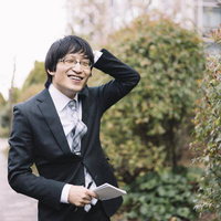 時間間違えてしまい申し訳ない様子の会社員男性の写真