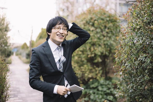 時間間違えてしまい申し訳ない様子の会社員男性