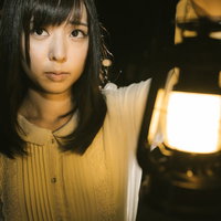 ランタンを使って辺りを照らす怖がる女性の夜間の写真