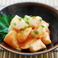 明太子がのった山芋の和食、黒い器に盛った冷たいとろろの写真