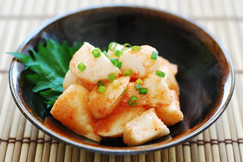 明太子がのった山芋の和食、黒い器に盛った冷たいとろろ