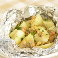 あさりとじゃがいものホイル焼き、アルミホイルで包んだキャンプ飯の写真