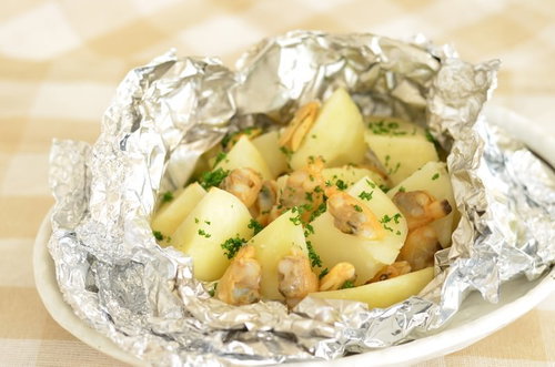 あさりとじゃがいものホイル焼き、アルミホイルで包んだキャンプ飯