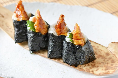 海老天を乗せた天むす4つ、木製プレートに一列に並べた盛り付け