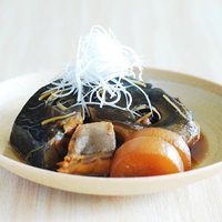 ブリ（鰤）のあら煮と白髪ねぎ、大根を使った和食定食の写真