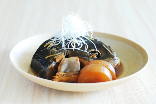 ブリ（鰤）のあら煮と白髪ねぎ、大根を使った和食定食の写真