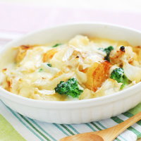 ブロッコリーとマカロニが入ったクリームグラタンの写真