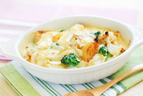 ブロッコリーとマカロニが入ったクリームグラタン