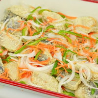 いわしのマリネ漬け込み中の調理風景、玉ねぎと人参を重ねた和食レシピの写真