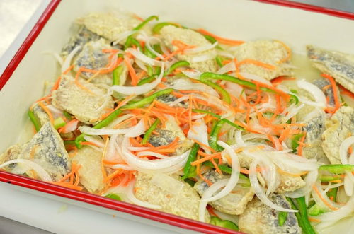 いわしのマリネ漬け込み中の調理風景、玉ねぎと人参を重ねた和食レシピ