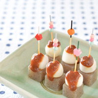 色とりどりの飾りが可愛い里芋味噌田楽の盛り合わせの写真