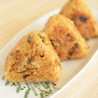 あさり入り焼きおにぎり、白い皿に盛り付けた和食料理の写真