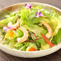 エビとレタスのサラダ、陶製ベージュの丼にヘルシーに盛り付けの写真