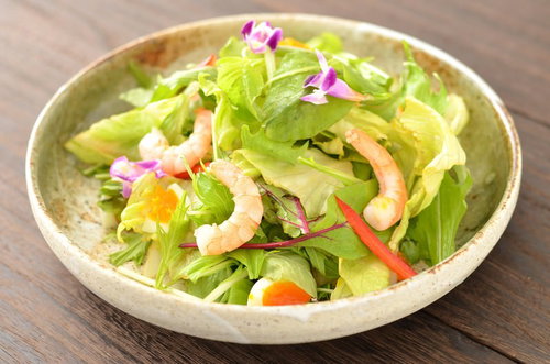 エビとレタスのサラダ、陶製ベージュの丼にヘルシーに盛り付け