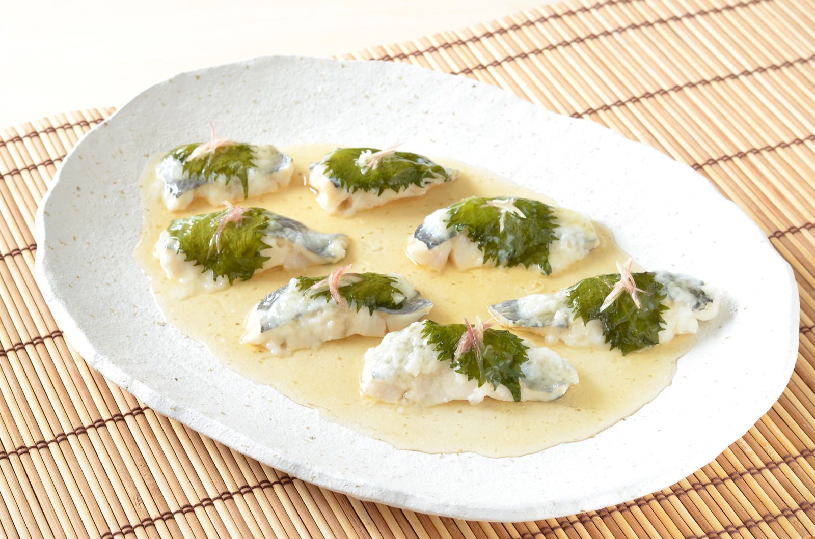 白い食器に盛られたホキの大葉蒸し6皿